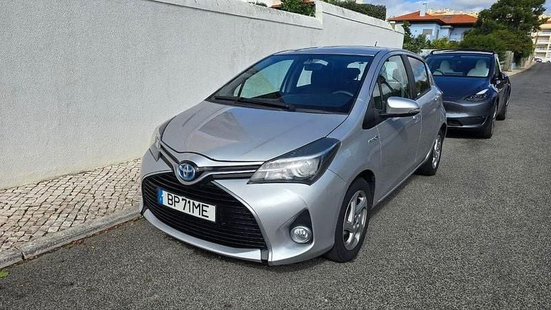 Usado 2015 Toyota Yaris Hybrid Sedan | € 13.500 (Bom preço) - Imagem 1/4