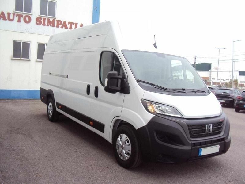 Branco Usado 2023 Fiat Ducato Van | € 37.950 - Imagem 1/4