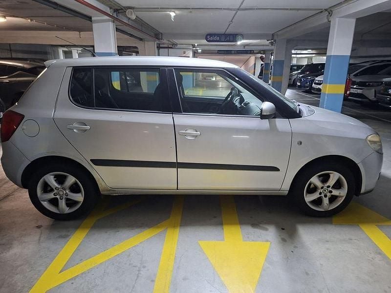Usado Skoda Fabia 75 HP (55 kW) 2008 Sedan