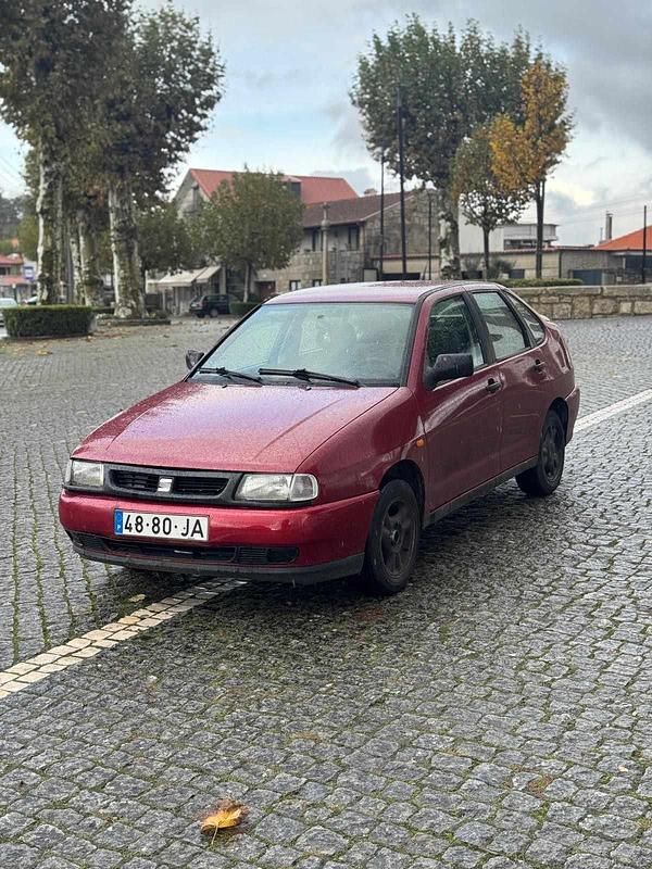 Usado Seat Cordoba 50 HP (36 kW) 1997 Vermelho Sedan