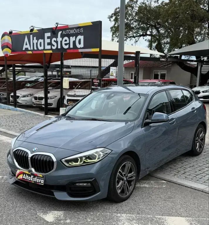 Cinzento Usado 2020 BMW 118 Sport Line Citadino | € 27.900 (Preço justo) - Imagem 1/4