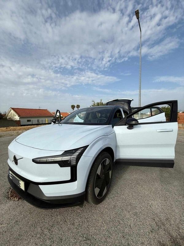 Azul Usado 2024 Volvo EX30 SUV | € 37.900 (Caro) - Imagem 1/4