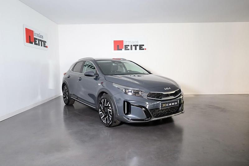 Cinza Usado 2025 Kia XCeed Sport SUV | € 27.490 - Imagem 1/4