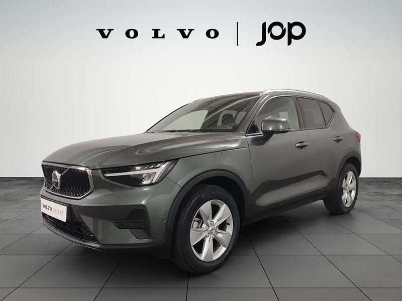 Verde Usado 2025 Volvo XC40 Core SUV | € 43.600 - Imagem 1/4