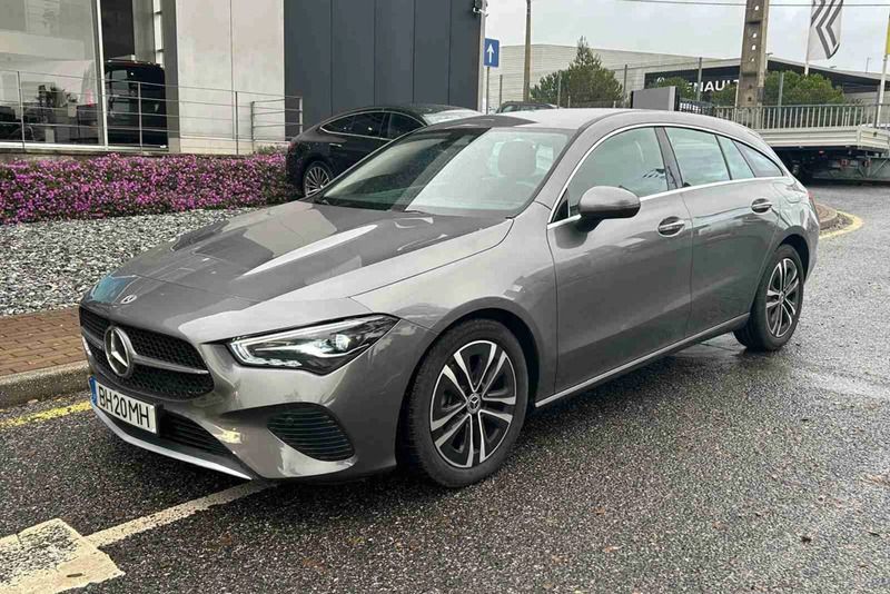 Cinzento Usado 2024 Mercedes CLA180 Sedan | € 41.300 (Preço justo) - Imagem 1/4