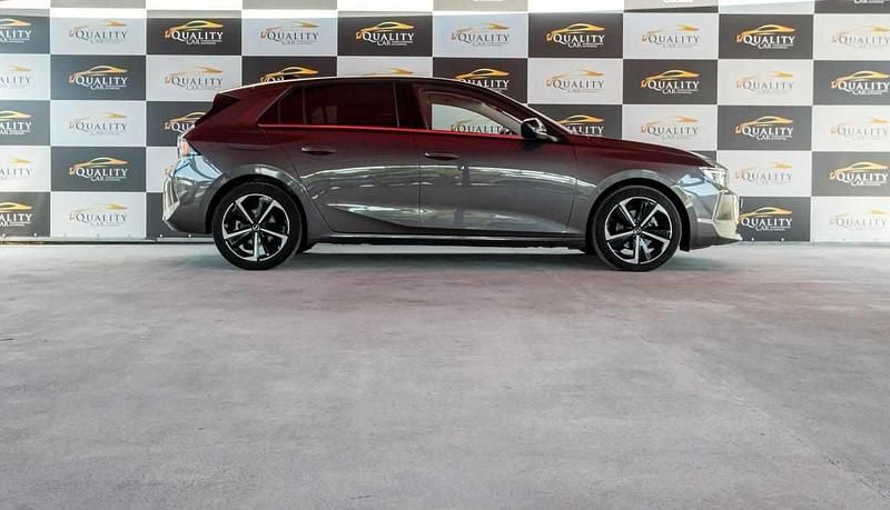 Usado Opel Astra Elegance 131 HP (96 kW) 2023 Cinzento Citadino