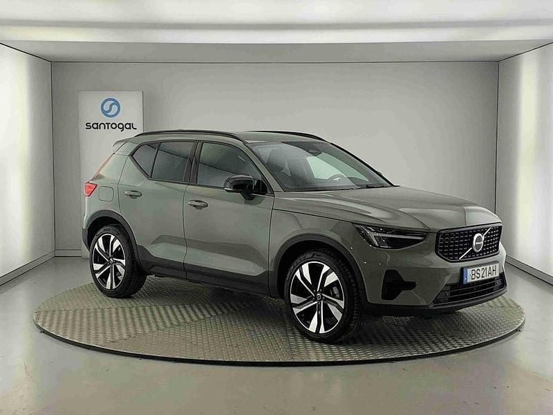 Usado Volvo XC40 Plus 163 HP (119 kW) 2025 Verde SUV
