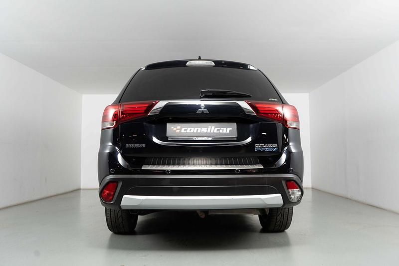 Usado Mitsubishi Outlander Intense 203 HP (149 kW) 2016 Preto SUV