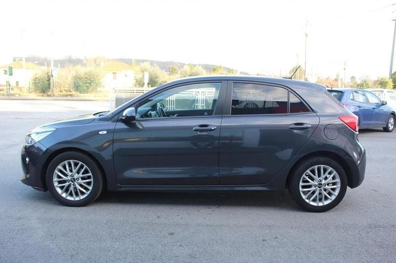 Usado Kia Rio 90 HP (66 kW) 2018 Cinzento