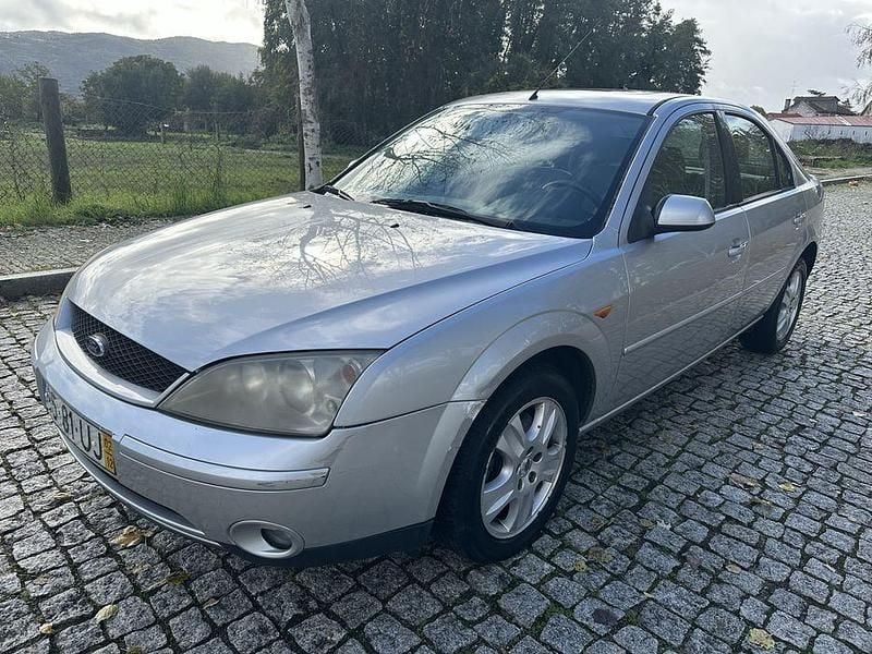 Usado Ford Mondeo Ghia 130 HP (95 kW) 2002 Sedan