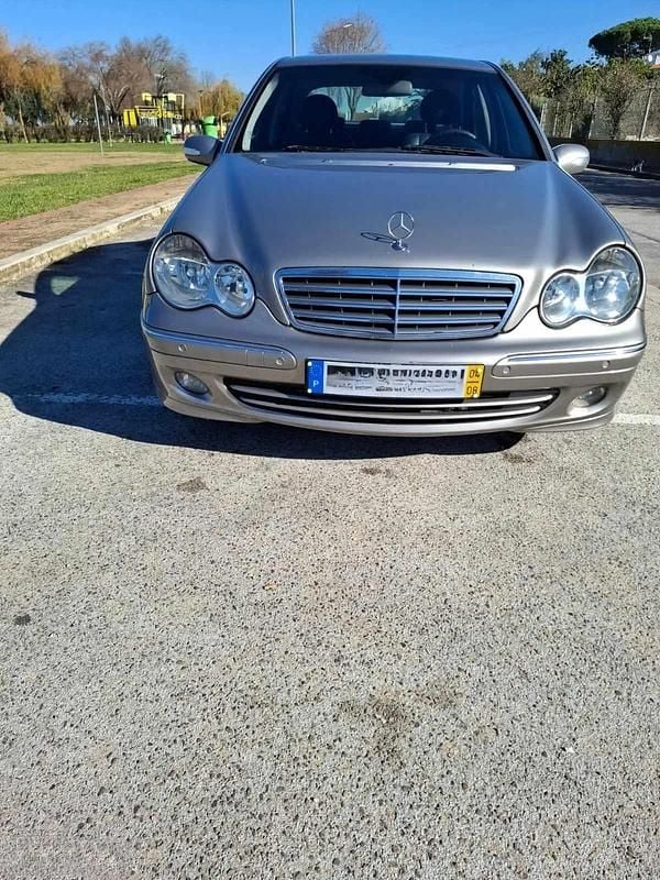 Usado Mercedes C220 143 HP (105 kW) 2004 Cinzento Sedan