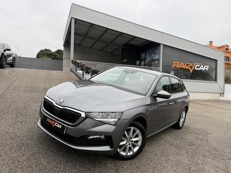 Cinza Usado 2022 Skoda Scala Ambition Citadino | € 15.790 (Preço elevado) - Imagem 1/4