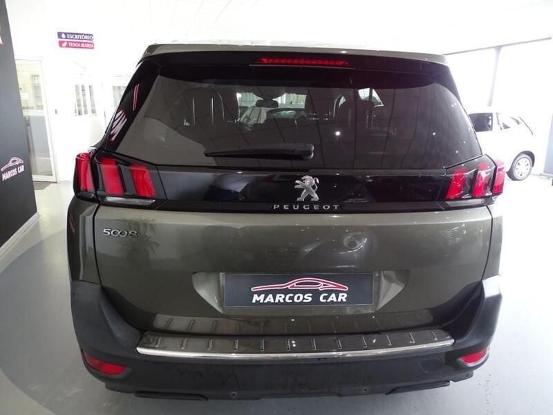 Usado Peugeot 5008 Allure 130 HP (95 kW) 2018 Cinzento Monovolume