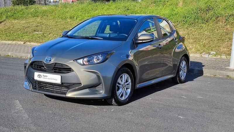 Bronze (pintura metalizada) Usado 2021 Toyota Yaris Comfort Sedan | € 21.000 (Preço justo) - Imagem 1/4