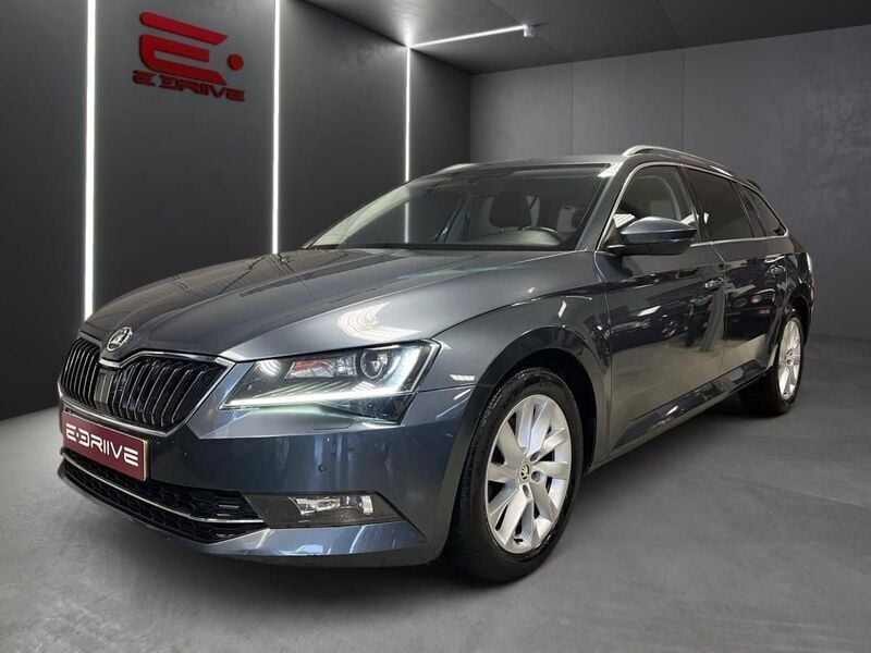 Cinza Usado 2018 Skoda Superb Ambition Sedan | € 17.480 (Preço justo) - Imagem 1/4