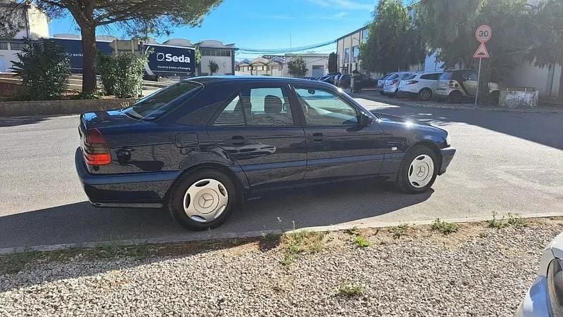 Usado Mercedes C180 Classic 122 HP (89 kW) 1997 Azul Sedan