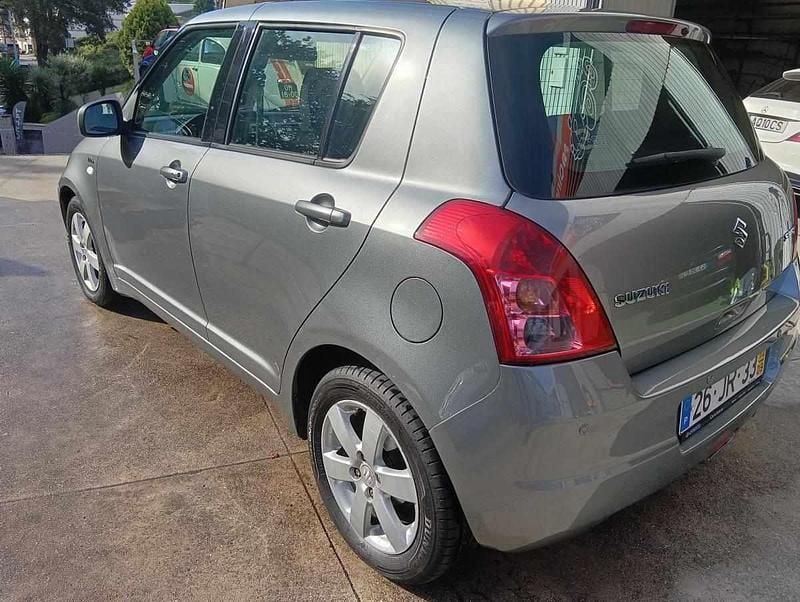 Usado Suzuki Swift 75 HP (55 kW) 2010 Cinzento Citadino