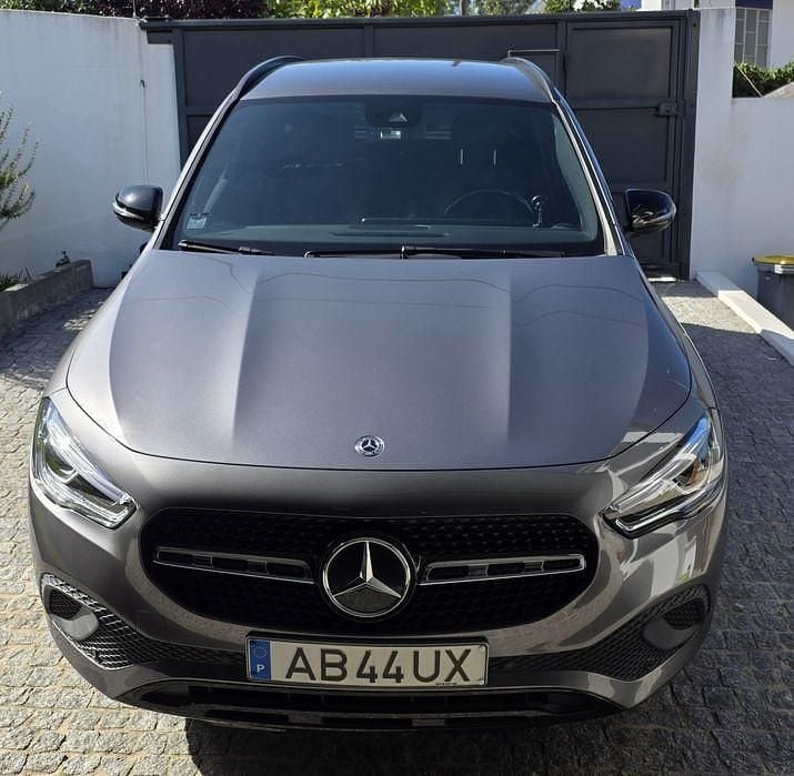 Cinzento Usado 2020 Mercedes GLA200 Progressive SUV | € 32.950 - Imagem 1/4