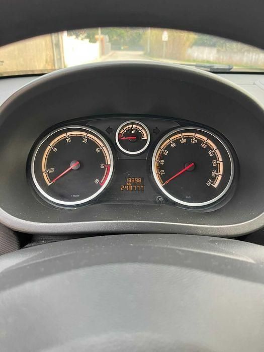 Usado Opel Corsa 70 HP (51 kW) 2011 Sedan