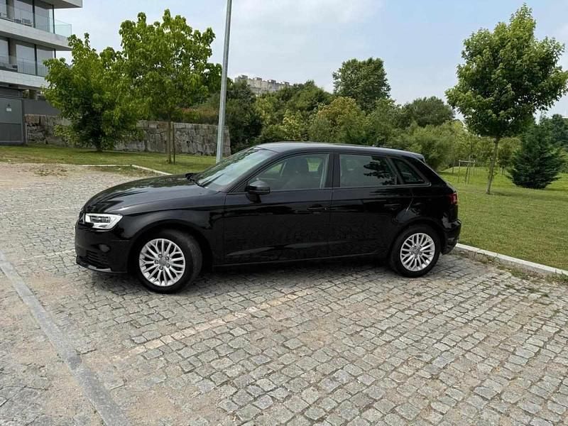 Usado Audi A3 Design 116 HP (85 kW) 2018 Preto Carrinha