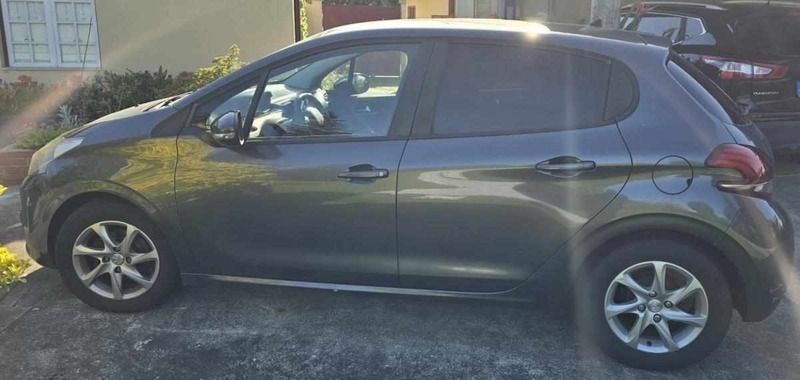 Cinzento Usado 2015 Peugeot 208 Allure Citadino | € 8.700 (Preço justo) - Imagem 1/4
