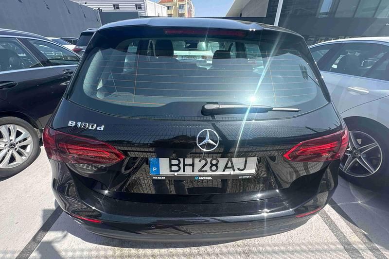 Usado Mercedes B180 116 HP (85 kW) 2024 Preto Monovolume