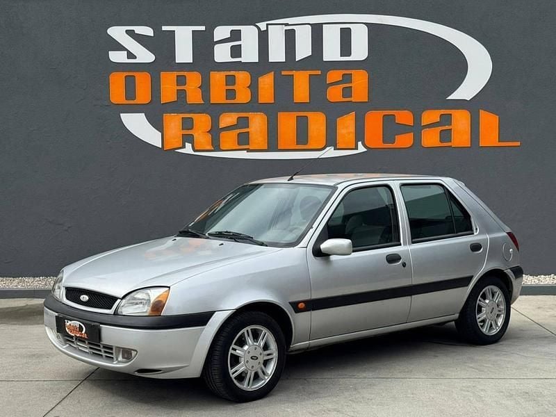 Cinzento Usado 2001 Ford Fiesta Ambiente Citadino | € 1.750 - Imagem 1/4