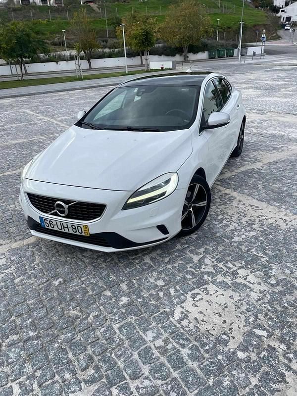 Branco Usado 2018 Volvo V40 Citadino | € 14.999 (Preço justo) - Imagem 1/4