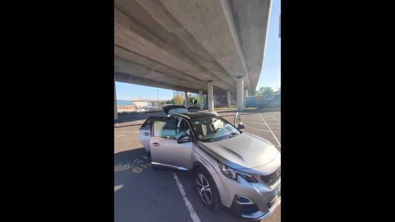 Cinzento Usado 2019 Peugeot 5008 Monovolume | € 28.000 - Imagem 1/4