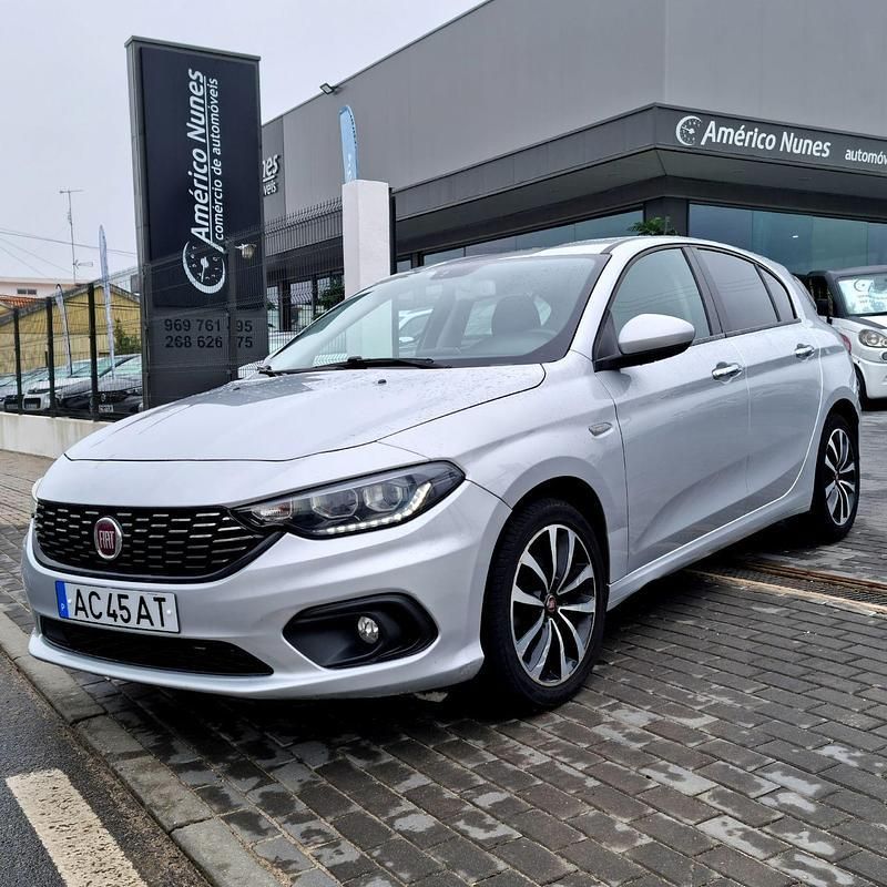 Cinza Usado 2020 Fiat Tipo | € 16.500 - Imagem 1/4