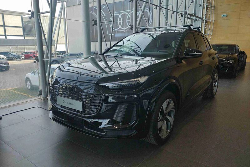 Preto Usado 2024 Audi Q6 e-tron Ambiente SUV | € 69.990 - Imagem 1/4
