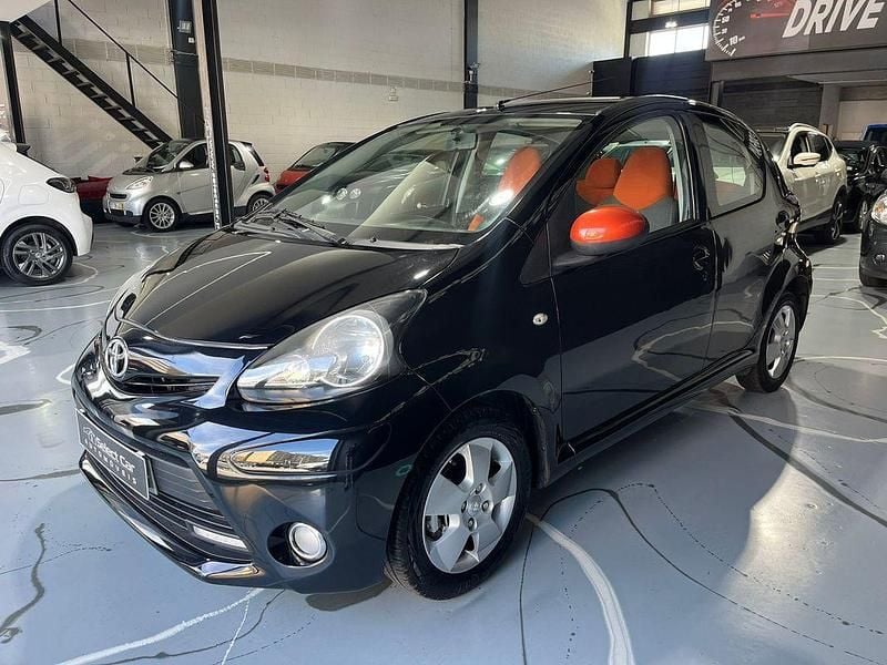Usado Toyota Aygo Sport 68 HP (50 kW) 2011 Preto Citadino