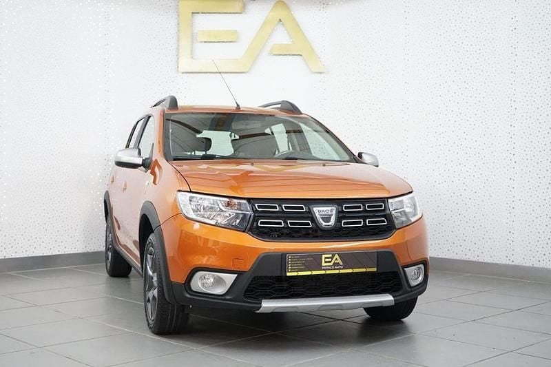 Laranja Usado 2018 Dacia Sandero Celebration SUV | € 11.480 (Bom preço) - Imagem 1/4