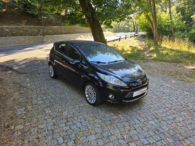 Preto Usado 2011 Ford Fiesta Titanium Citadino | € 8.990 - Imagem 1/4
