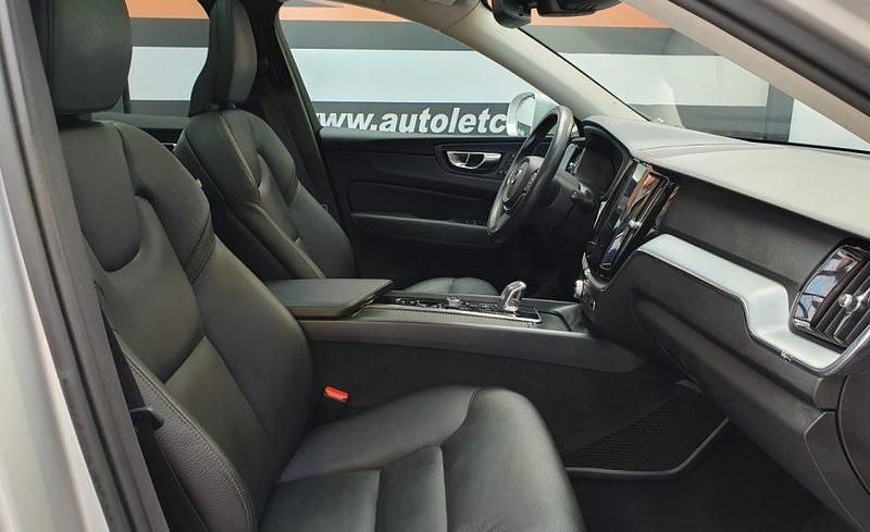 Usado Volvo XC60 Momentum 392 HP (288 kW) 2019 Cinzento SUV