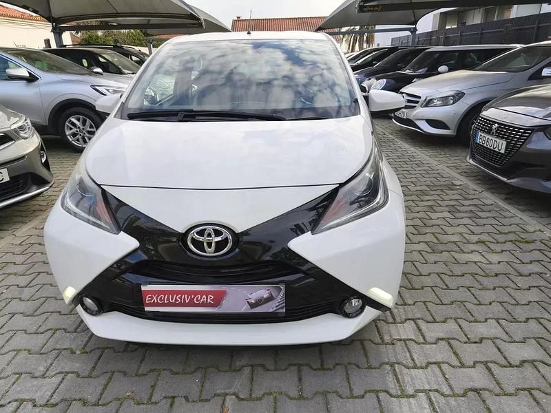Usado Toyota Aygo X-play 69 HP (50 kW) 2018 Branco Citadino