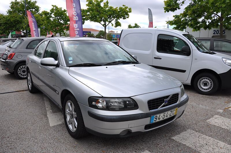 Cinzento prata Usado 2004 Volvo S60 Sedan | € 10.950 - Imagem 1/4