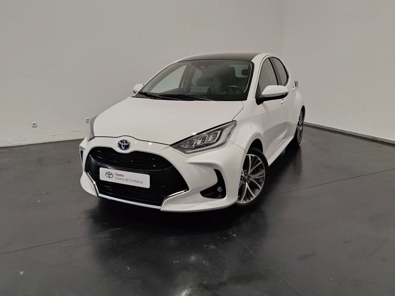 Branco (pintura metalizada especial) Usado 2024 Toyota Yaris Luxury Sedan | € 27.750 (Preço elevado) - Imagem 1/4