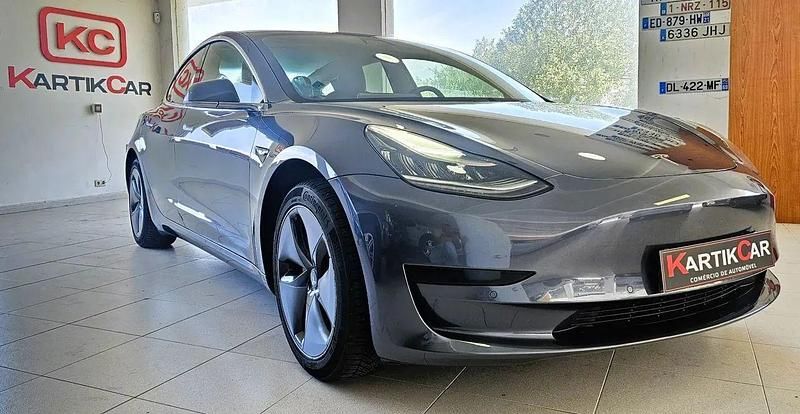 Cinzento Usado 2020 Tesla Model 3 Standard Range Plus Sedan | € 20.999 (Preço justo) - Imagem 1/4