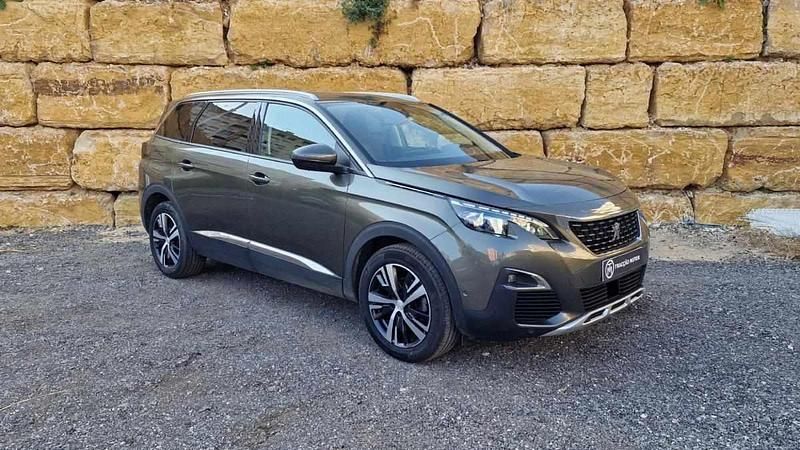 Usado Peugeot 5008 Allure 130 HP (95 kW) 2020 Verde Monovolume