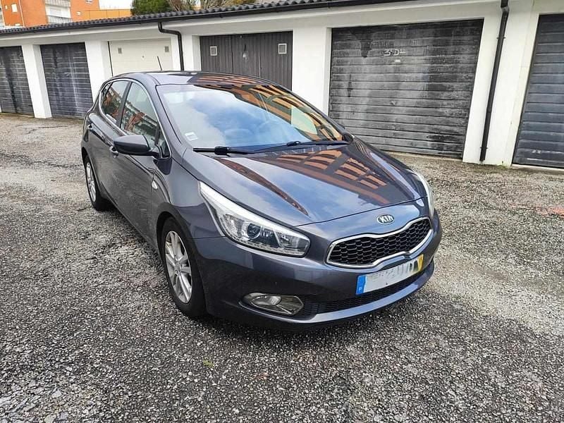 Usado Kia Ceed 90 HP (66 kW) 2015 Cinzento Citadino