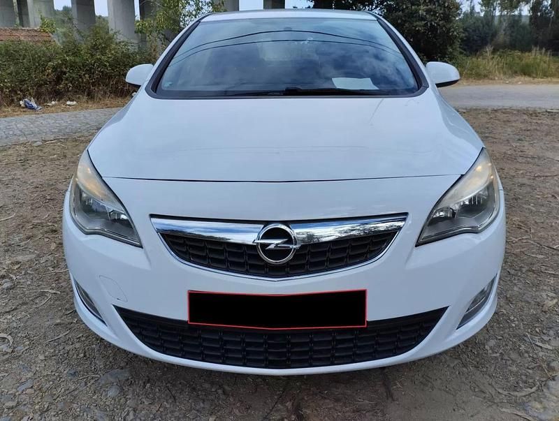 Usado Opel Astra Selection 140 HP (102 kW) 2015 Branco Sedan