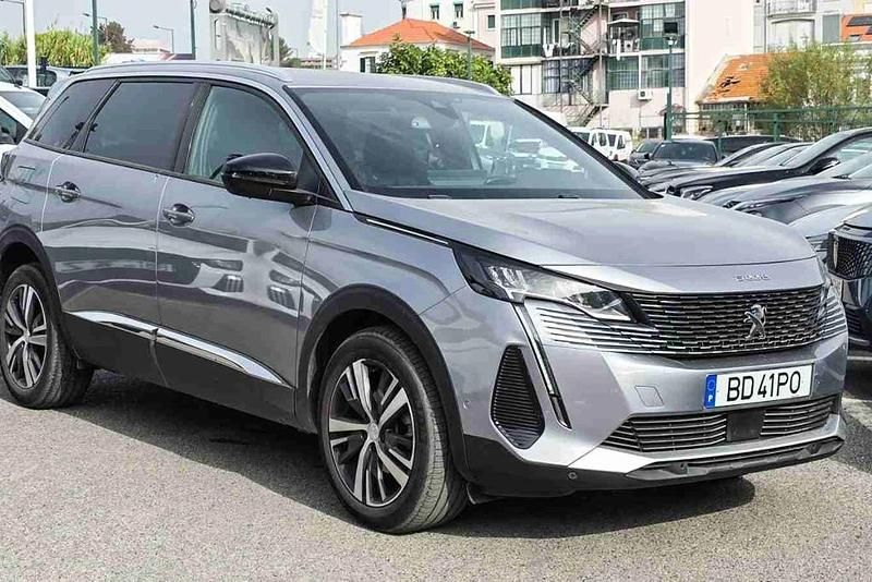 Cinzento Usado 2023 Peugeot 5008 Allure Monovolume | € 32.490 (Preço justo) - Imagem 1/4