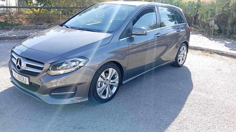 Cinza Usado 2016 Mercedes B180 Urban Monovolume | € 15.300 (Preço justo) - Imagem 1/4