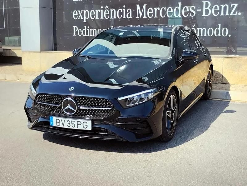 Preto cosmos Novo 2025 Mercedes A180 Advanced Plus Citadino | € 44.900 - Imagem 1/4