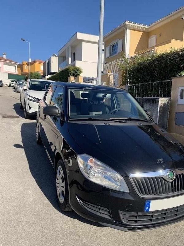 Preto Usado 2013 Skoda Fabia Sedan | € 4.999 - Imagem 1/4