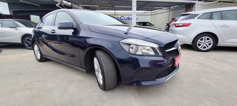 Usado Mercedes A180 Style 109 HP (80 kW) 2017 Azul