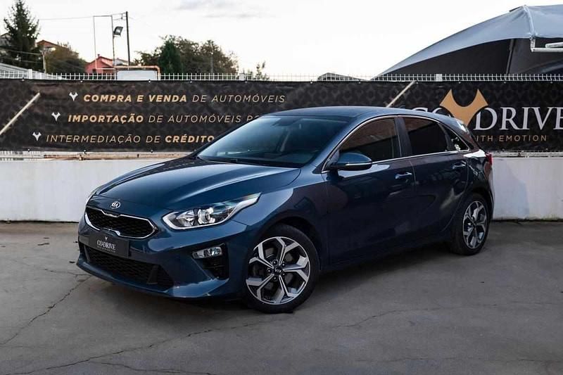 Azul Usado 2018 Kia Ceed Citadino | € 14.450 (Preço justo) - Imagem 1/4