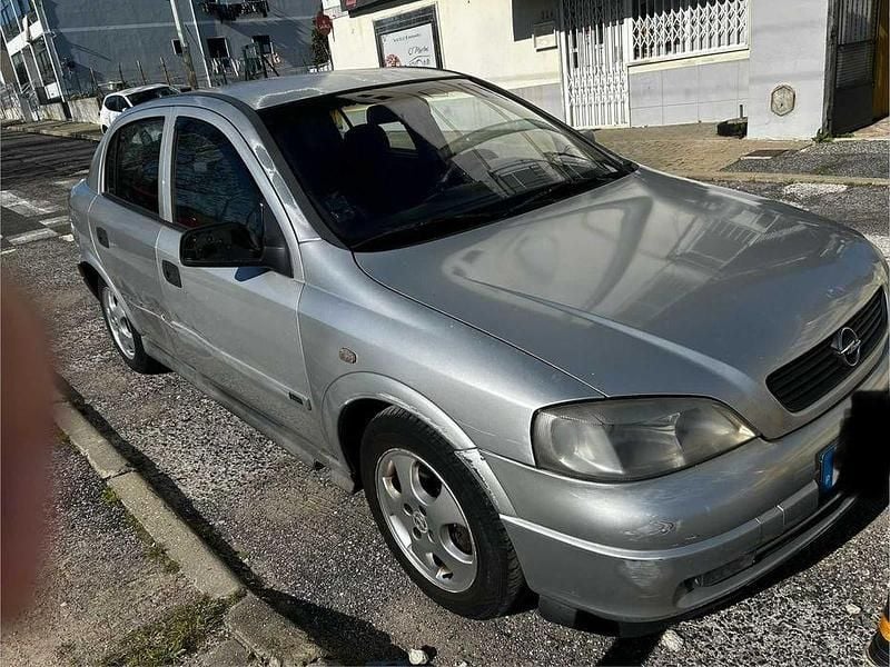 Usado Opel Astra Club 75 HP (55 kW) 2001 Sedan