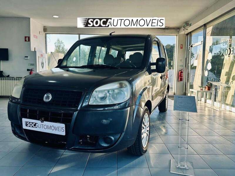 Cinzento Usado 2008 Fiat Doblò Monovolume | € 5.490 - Imagem 1/4